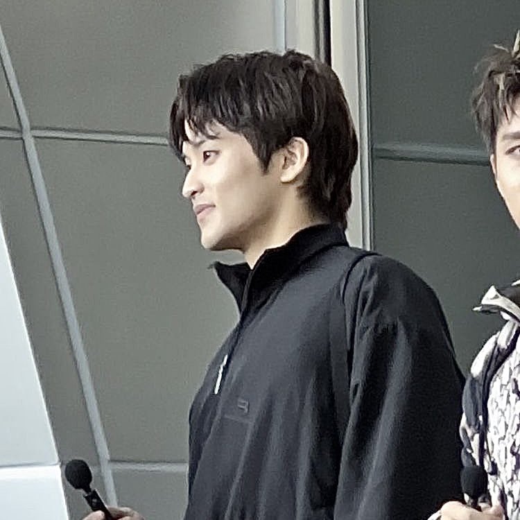 พี่ผมสั้นหรือพี่ผมยาว              
มาร์ค : ผมหล่อ