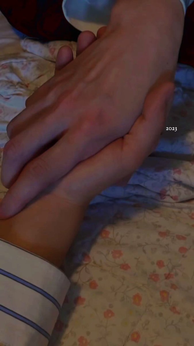 cutiemcial's tweet photo. its off's hand fr?@?!?@?! 😭 https://t.co/9Em6RKhYVn