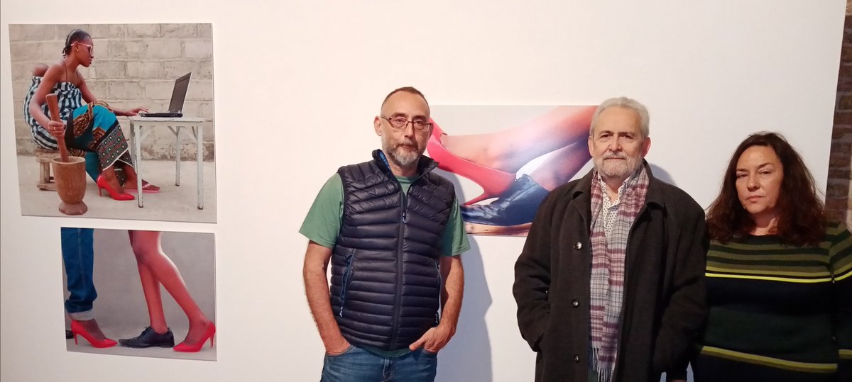 Se nos jubila Javier Aisa de <a href="/africa_impres/">África Imprescindible</a>  y ha reunido a las "viejas glorias". 
Él con una trayectoria impecable, inteligente y siempre abriendo caminos para que África, sus culturas, sus literaturas, sus cines, sus textiles estén más cerca de nosotros.
Gracias por tanto