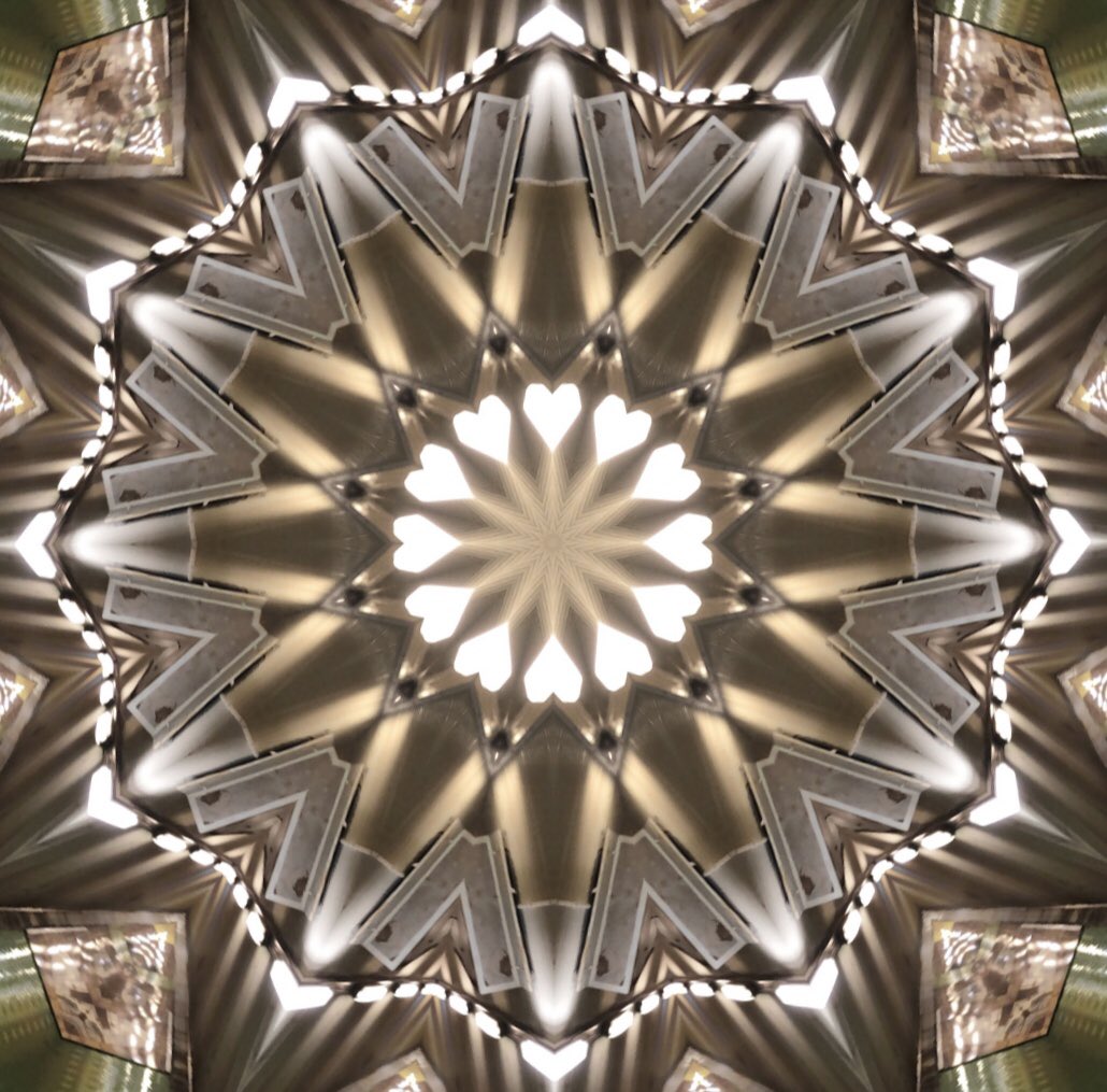 SamArpa24985706's tweet photo. Central Mandala #art #digitalart #mandala #central https://t.co/n7R0W1QBi0