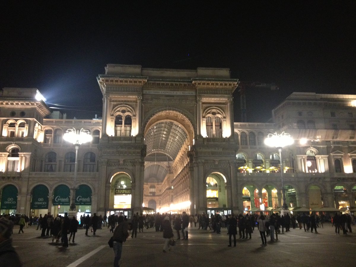 ActuaLitte's tweet image. À Milan, une boutique temporaire vend les éditions limitées Henry Beyle actualitte.com/a/9744fOsJ 

@EdHenryBeyle @Italia_fra

#Métiers #International #Italie #Editeur #HenryBeyle #Milano #Milan #Lecture