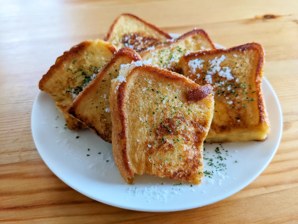 甘じょっぱさがたまらない！ふんわり「塩バターフレンチトースト」。