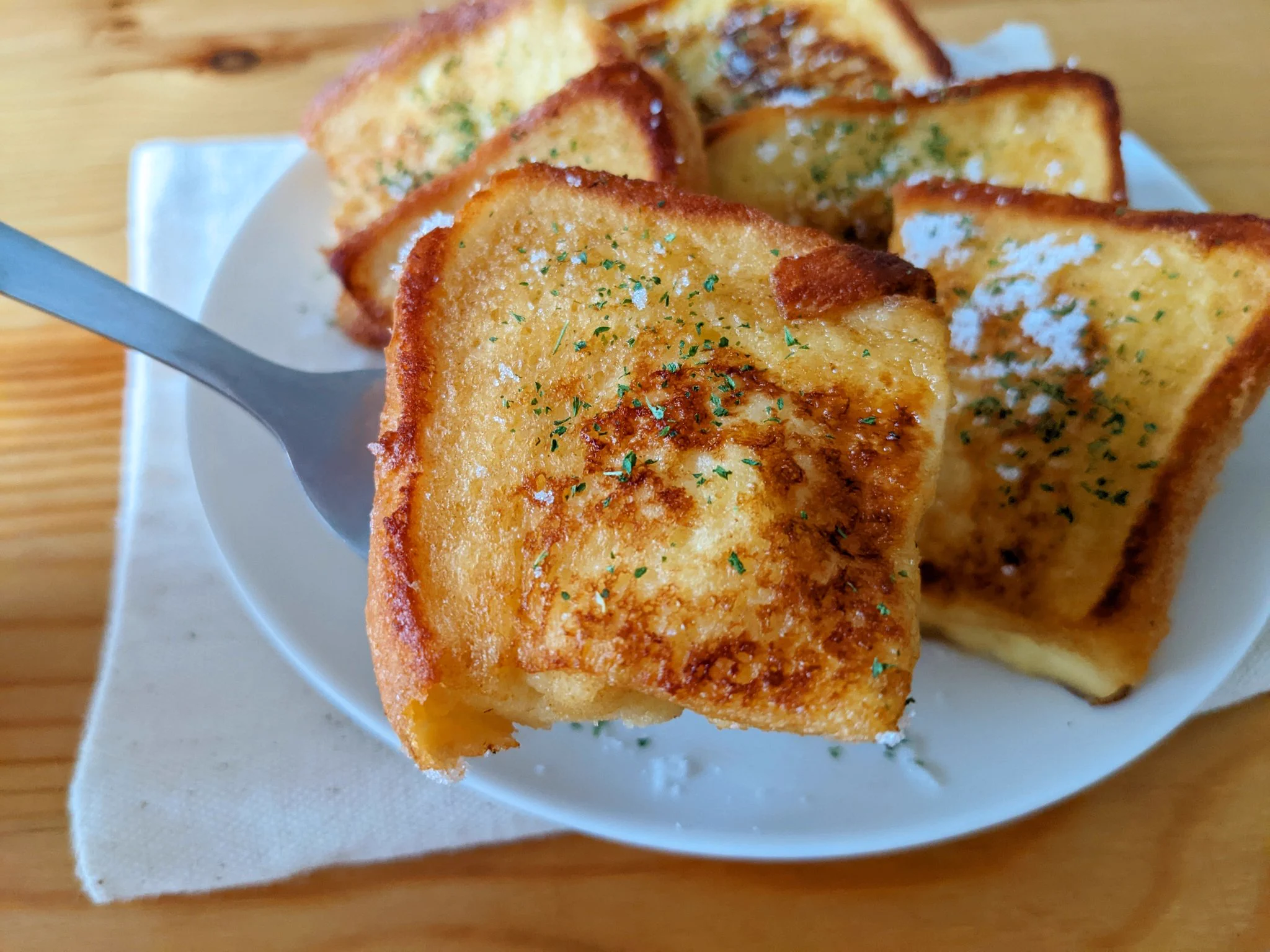 甘じょっぱさがたまらない！ふんわり「塩バターフレンチトースト」。