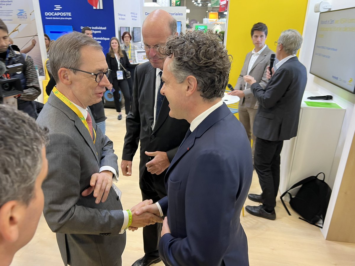 GroupeLaPoste's tweet photo. #SMCL2022| Philippe Bajou, DG du @GroupeLaPoste accueille @ChristopheBechu ministre de @Ecologie_Gouv avec @Eric_R_Lombard de la @caissedesdepots pour lui présenter Carreta une innovation pour l’écho-livraison ⤵️ https://t.co/tR0KAeLent