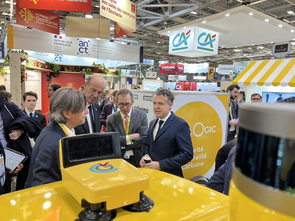 GroupeLaPoste's tweet photo. #SMCL2022| Philippe Bajou, DG du @GroupeLaPoste accueille @ChristopheBechu ministre de @Ecologie_Gouv avec @Eric_R_Lombard de la @caissedesdepots pour lui présenter Carreta une innovation pour l’écho-livraison ⤵️ https://t.co/tR0KAeLent