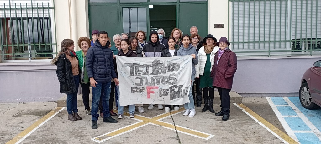 IesValleAmbroz's tweet photo. Tejiendo Juntos con F de Futuro.
La lluvía no pudo con el propósito del alumnado del Programa Tejiendo Juntos con F de Futuro. A la hora establecida, tanto en Hervás como en Navalmoral de la Mata, se tejió por el ODS Hambre Cero. https://t.co/vZVJ5RgTD2