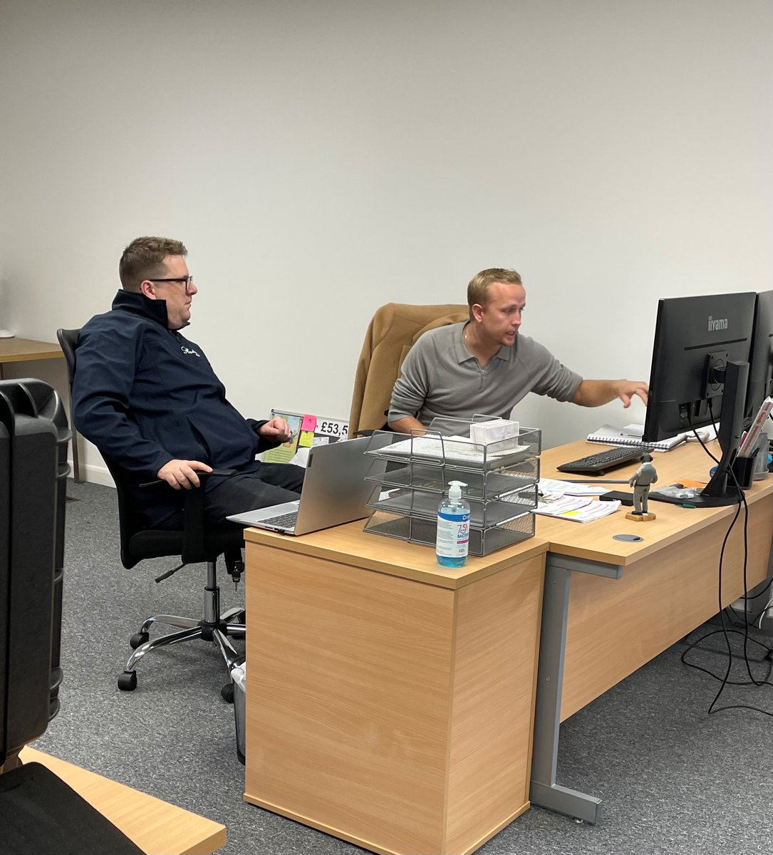 KGElectricalCo1's tweet photo. Discussing all things lighting this morning with @Hudsonlighting 💫💡

#lightingdesign #gardenlighting #landscapelighting https://t.co/7v6rINozT2