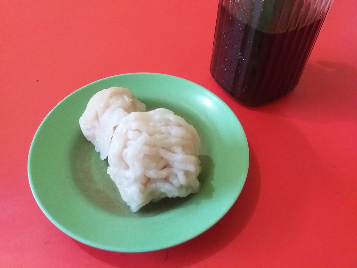 a_kholdun's tweet photo. Pertama kali ke Palembang, sendirian. Mampir ke warung mpek2. Asal nunjuk dan langsung dikasih tanpa penjelasan lebih lanjut. Sempat tengok2 lebih dari 10 menit untuk memastikan apakah ini boleh langsung dimakan. Ternyata instingku benar. https://t.co/1m8HuLmLBL