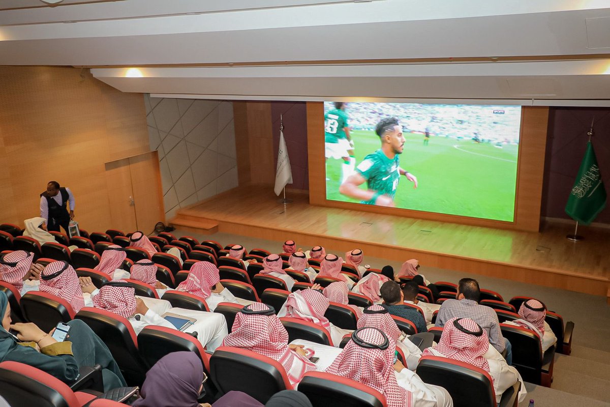 منسوبو #وزارة_التعليم خلال مشاهدتهم للمباراة الأولى للمنتخب السعودي مع منتخب الأرجنتين في كأس العالم.
#السعودية_الأرجنتين