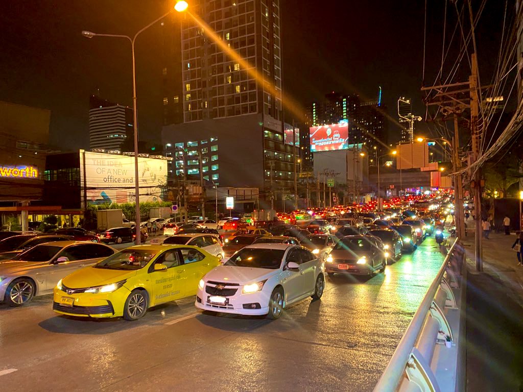 mmommacc's tweet photo. @js100radio ถนนพระรามเก้า อโศก-ดินแดง แน่นทั้งขึ้นทั้งล่อง https://t.co/kqsiADXHuv