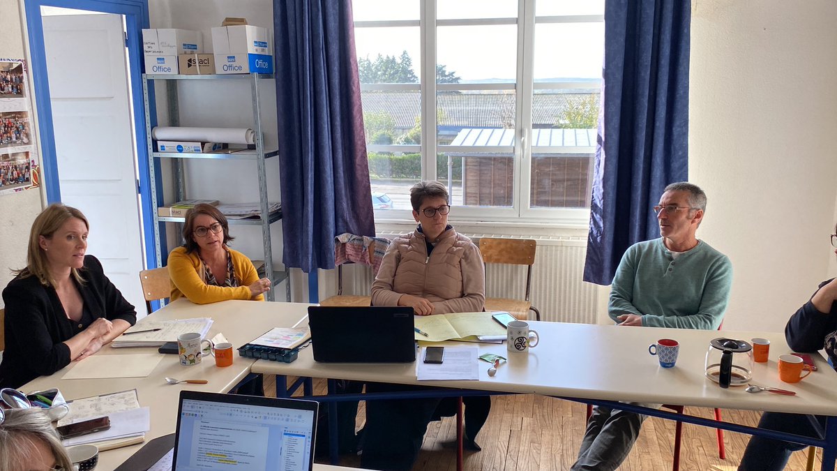 AnneDelissnyder's tweet photo. Réunion de #inclulab à l’école les jours heureux de Pleugueneuc. Les enseignants nous présentent leur projet pédagogique autour de la classe semi-flexible, échanges très riches en vue de la mise en place de formations territoriales.@acrennes #inclusion #interdegres #collaboration https://t.co/wb9Wac4uqr