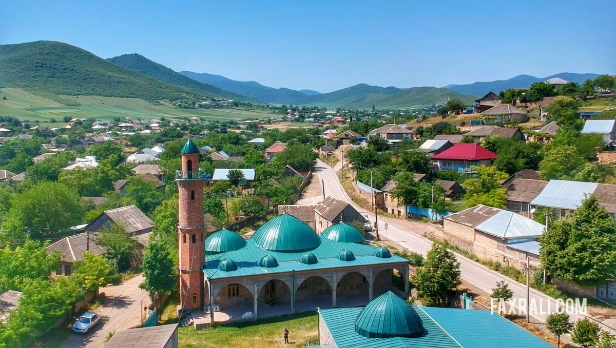 BoraYAZIR's tweet photo. #Faxralı köyünde güzel insanlarla tanıştık, muhabbet ettik ve yapıcağımız projeleri anlattık. Köyün muhatrı sayın Novruz kardeşime #Cami için getirdiyimiz hediyeyi taktim ettik. https://t.co/ZemWzQ0ILc