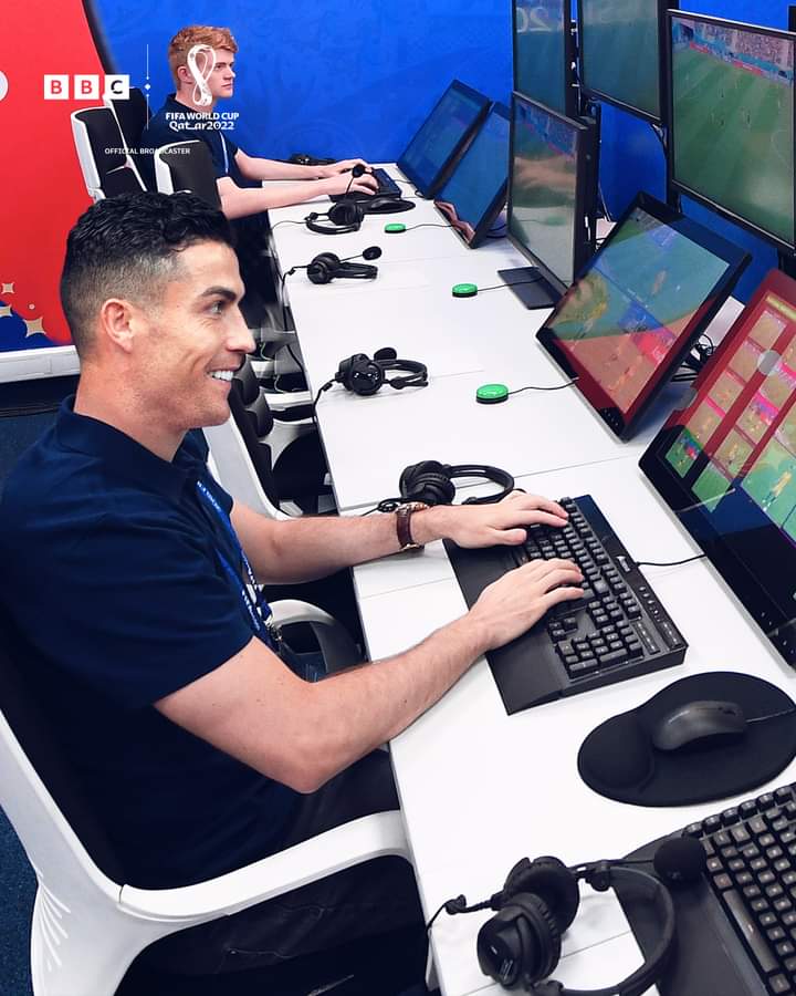 uncle_cee4's tweet photo. The VAR referee between Argentina VS Saudi Arabia😂😂 https://t.co/d7zno5nUkv