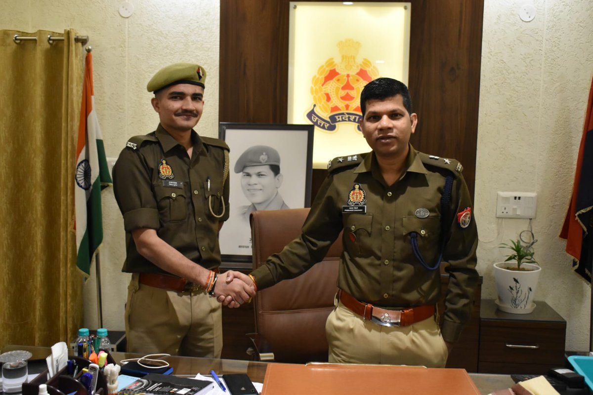 agrapolice's tweet photo. जनपद आगरा के थाना छत्ता में तैनात आरक्षी विमल कुमार का सीडीएस परीक्षा उत्तीर्ण कर #लेफ्टिनेंट पद पर चयनित होने पर वरिष्ठ पुलिस अधीक्षक आगरा द्वारा आरक्षी विमल कुमार का उत्साहवर्धन करते हुए, बधाई दी एवं उज्जवल भविष्य की कामना की।
#AgraPolice https://t.co/OG2nd5JpOo