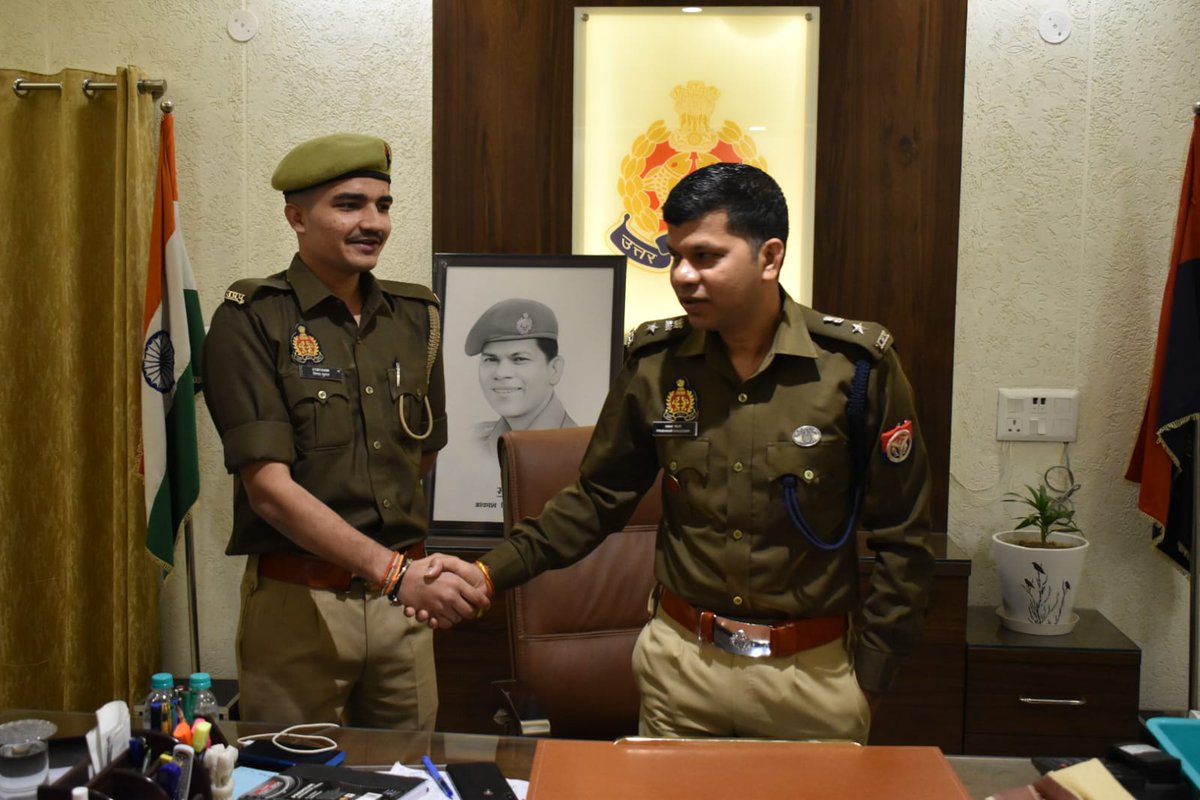agrapolice's tweet photo. जनपद आगरा के थाना छत्ता में तैनात आरक्षी विमल कुमार का सीडीएस परीक्षा उत्तीर्ण कर #लेफ्टिनेंट पद पर चयनित होने पर वरिष्ठ पुलिस अधीक्षक आगरा द्वारा आरक्षी विमल कुमार का उत्साहवर्धन करते हुए, बधाई दी एवं उज्जवल भविष्य की कामना की।
#AgraPolice https://t.co/OG2nd5JpOo