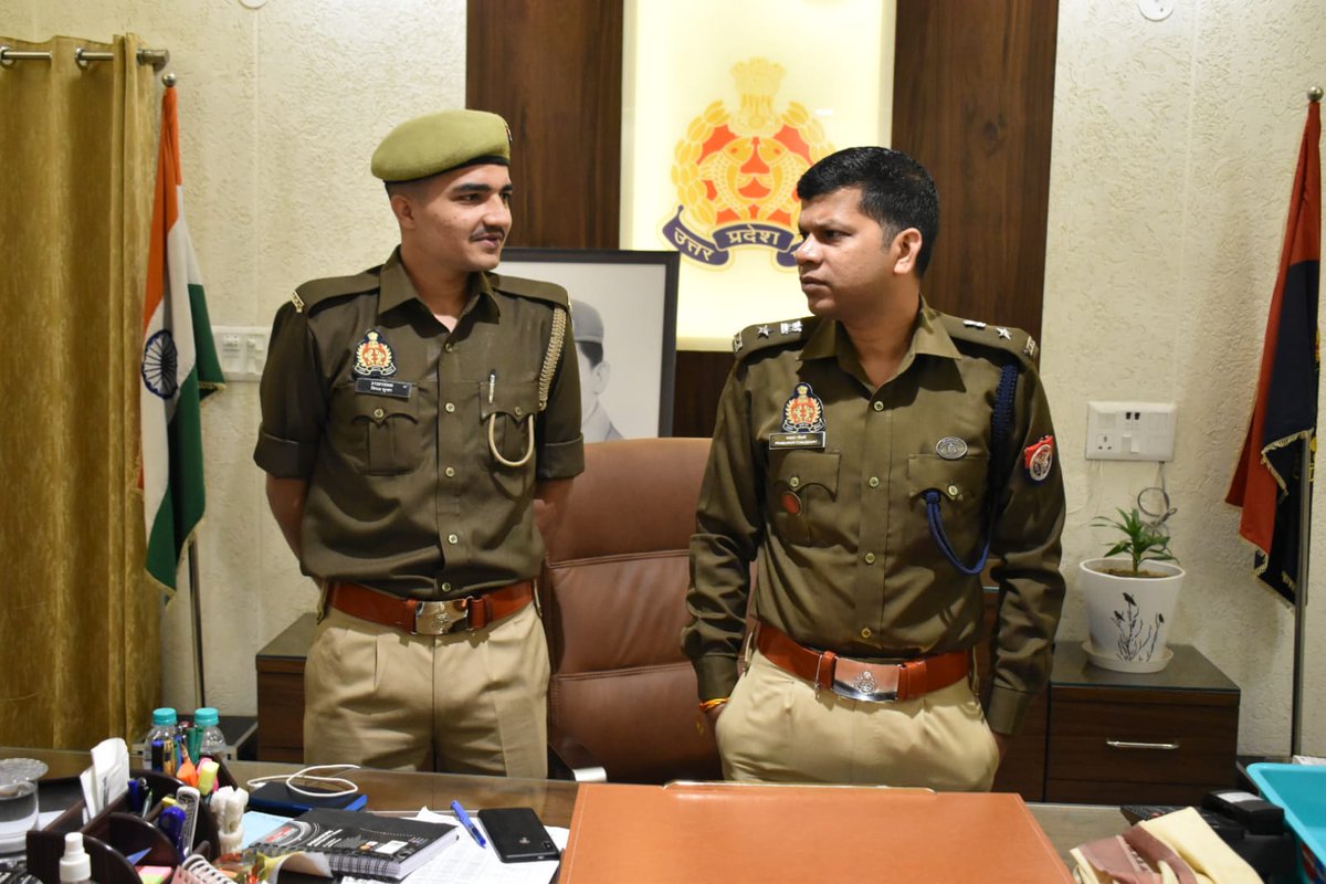जनपद आगरा के थाना छत्ता में तैनात आरक्षी विमल कुमार का सीडीएस परीक्षा उत्तीर्ण कर #लेफ्टिनेंट पद पर चयनित होने पर वरिष्ठ पुलिस अधीक्षक आगरा द्वारा आरक्षी विमल कुमार का उत्साहवर्धन करते हुए, बधाई दी एवं उज्जवल भविष्य की कामना की।
#AgraPolice