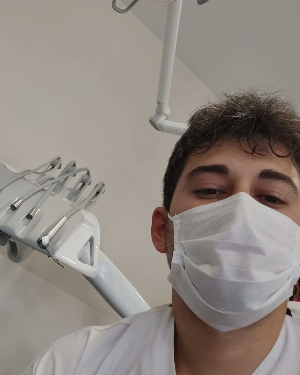 bsnrcr's tweet photo. mezun olup diş hekimi diplomani almana lösemi izin vermedi ama sen çok iyi bir diş hekimiydin. kutlu olsun günümüz. seni hiç unutmayacağız savaşın çok özeldi🖤 https://t.co/z2yLUGwCCw