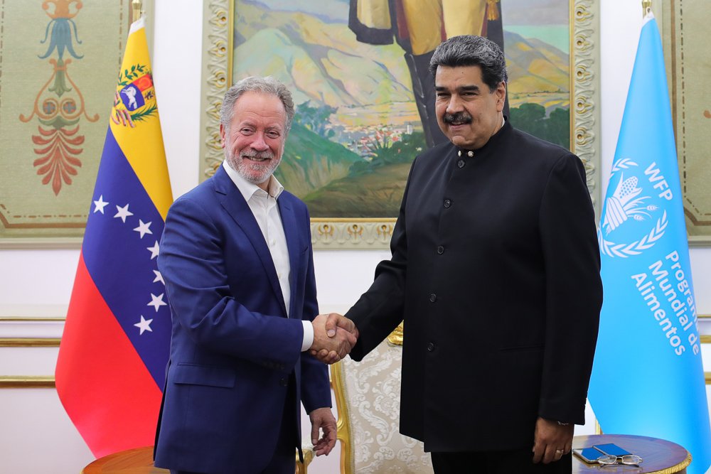 Samaira_55's tweet photo. El Presidente @NicolasMaduro recibió en el palacio de Miraflores delegación del Programa Mundial de Alimentos de la ONU.

#LaGuayanaEsequibaEsNuestra

¡Estamos del lado correcto de la historia! https://t.co/QYlbkzI4O0