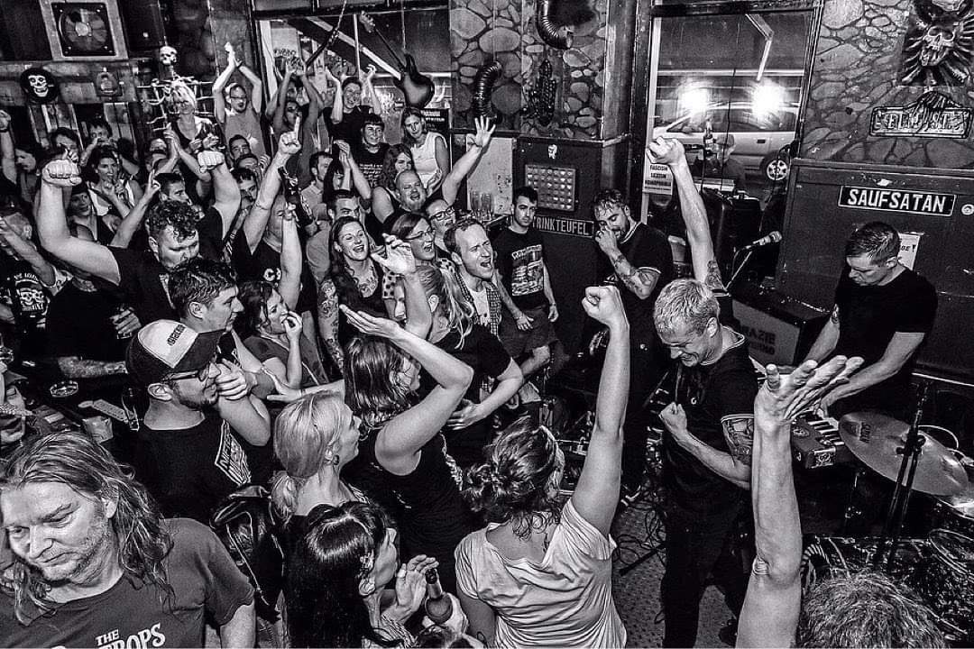 BarPreachers's tweet photo. Spent the morning reminiscing on all the sweaty shows we've played over the years! Roll on 2023 already!

This was in Berlin, must have been 2019. We arrived late, set up in an already packed bar and then partied into the night!

#BSP #AboveTheStatic #2023 https://t.co/MlXv8csMa8