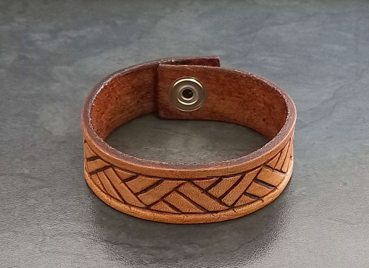 IvoryDragons's tweet photo. I really enjoy making leather goods, if you would like to have one of your own I've added a link to my shop in my profile.🙂 https://t.co/bOehhhWwvw