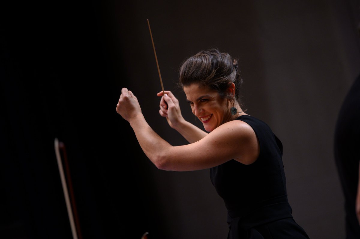 es_oscan's tweet photo. @ondacerocan @PaulaSumillera ¡Qué alegríaaaaaaaa! 🙌🙌🙌 Es un orgullo para los músicos de la #OSCAN tener a una directora de #orquesta como ella al frente. ¡Nos alegramos mucho! Gracias, @ondacerocan, por este reconocimiento. ☺️ https://t.co/0ympC8K4mz
