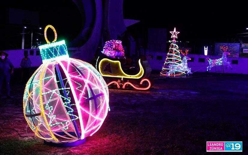 TemasyDebates1's tweet photo. Bueno ya están listos los Adornos y Luces Navideñas  en la Avenida De Bolívar a Chavez...Bienvenido 2023. https://t.co/LxBuNgoWsY