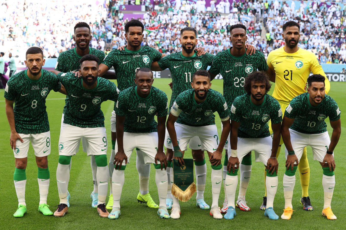 Juezcentral's tweet photo. Los 26 jugadores de Arabia militan en la liga local. El plantel está valorado en 20 millones de euros, siendo el segundo menos costoso de todo el Mundial (tras Qatar).  Así, le acaban de quitar un invicto de 36 partidos (3 años y medio) a la Argentina de Messi. SIMPLEMENTE FÚTBOL https://t.co/HtK7KoEiwD