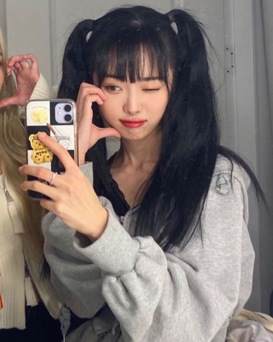 BEBEZBrasil's tweet photo. [🐿] 22.11.22 | Yeyoung via Instagram 

"Caudas gêmeas YeYoung😉
Qual é o estilo de cabelo favorito de 꿈빛단??
(Sion: É cabelo trançado)"

#BEBEZ #베베즈 https://t.co/7mK66AETmE