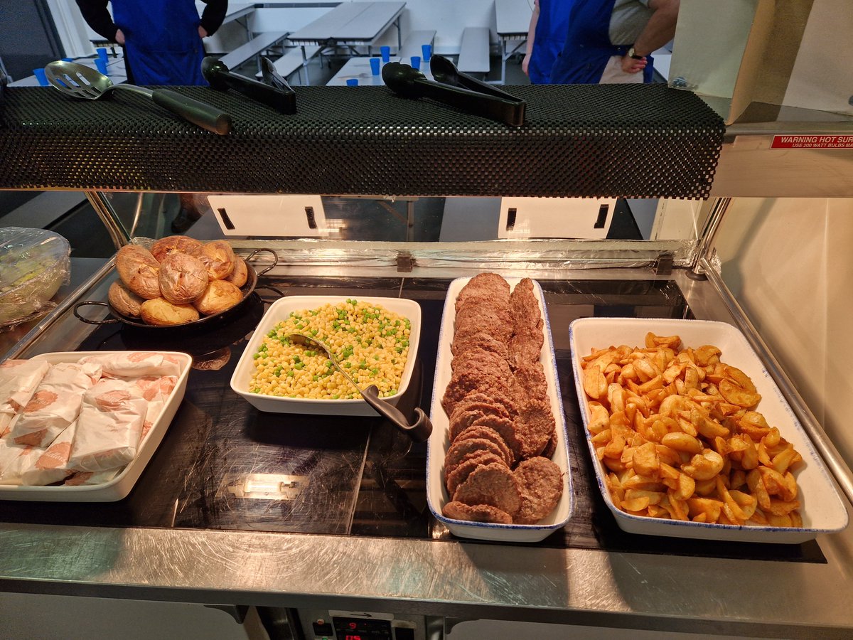 wla1295's tweet photo. Tickle your tastebuds tuesday! Back in the swing of it here at woodlands, beef burgers and wedges or garlic and herb quorn wraps all topped off with classic school pudding jam and coconut sponge with custard! #mellorsfamily #mellors catering #oldschoolfavorites https://t.co/ayP85XmPBv