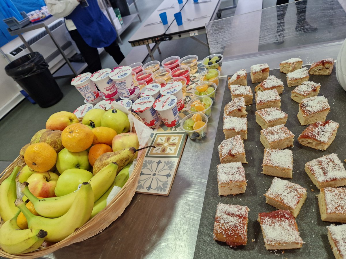 wla1295's tweet photo. Tickle your tastebuds tuesday! Back in the swing of it here at woodlands, beef burgers and wedges or garlic and herb quorn wraps all topped off with classic school pudding jam and coconut sponge with custard! #mellorsfamily #mellors catering #oldschoolfavorites https://t.co/ayP85XmPBv
