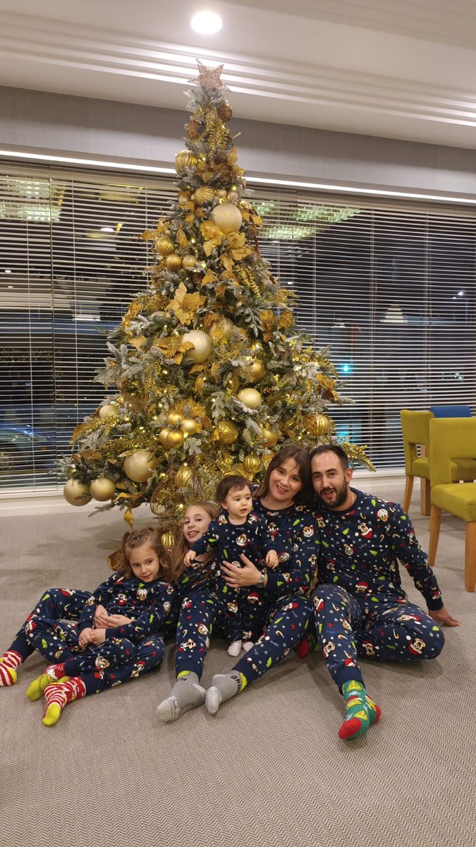 BahiaVigohotel's tweet image. La familia de David es adorable, sin duda el mejor regalo que podríamos encontrar debajo del árbol estas #Navidades 🎁🎄
❤️Muchísimas gracias por permitirnos compartir esta preciosa imagen ❤️

#clientesmolones #HotelBahíadeVigo #habitacionesfamiliares #Vigo #dondevivelaNavidad