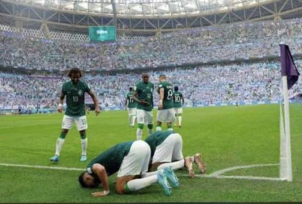 h51sx's tweet photo. #السعوديه_الارجنتين. رفعوا رأس كل سعودي وعربي ثم سجدوا لمن رفعهم🇸🇦🇸🇦👋🏻. الله الله يا منتخبنا https://t.co/ipnmhCOd6i