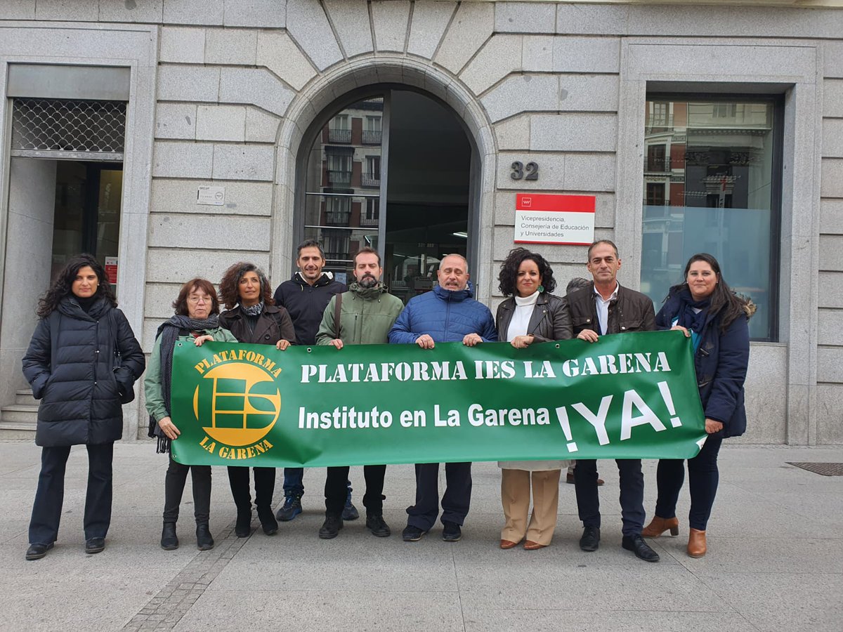 DavidCoboG's tweet photo. Hemos ido en la Consejería de Educación de la Comunidad de Madrid, junto a @AmpaFcaPedraza @instilagarena para reclamar por enésima vez que cumplan su palabra y terminen la construcción del IES Francisca de Pedraza de #AlcaláDeHenares.
#EducaciónPública
@IU_Alcala
@PceAlcalaH https://t.co/mnBnarzmi8