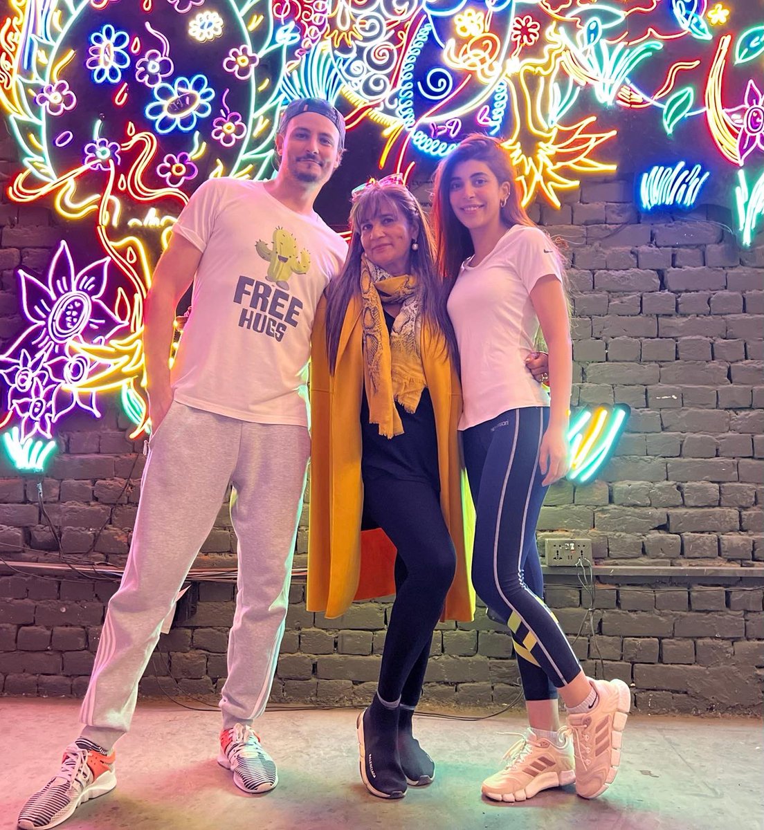VJURWA's tweet photo. @aClockworkObi @FriehaAltaf @thecolonylahore @LuxStylePk #LSA2022 #LUXstyleawards #21yearsofLSA https://t.co/qxWtSTR8UL