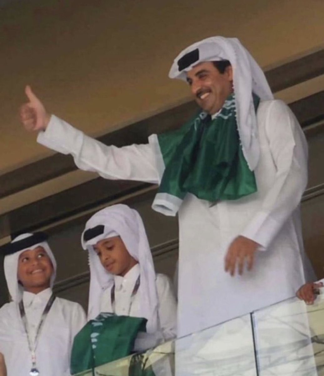 أمير #قطر الشيخ #تميم_بن_حمد يحيي #المنتخب_السعودي بعدما ارتدى الوشاح السعودي خلال مباراة #السعوديه_الارجنتين ..