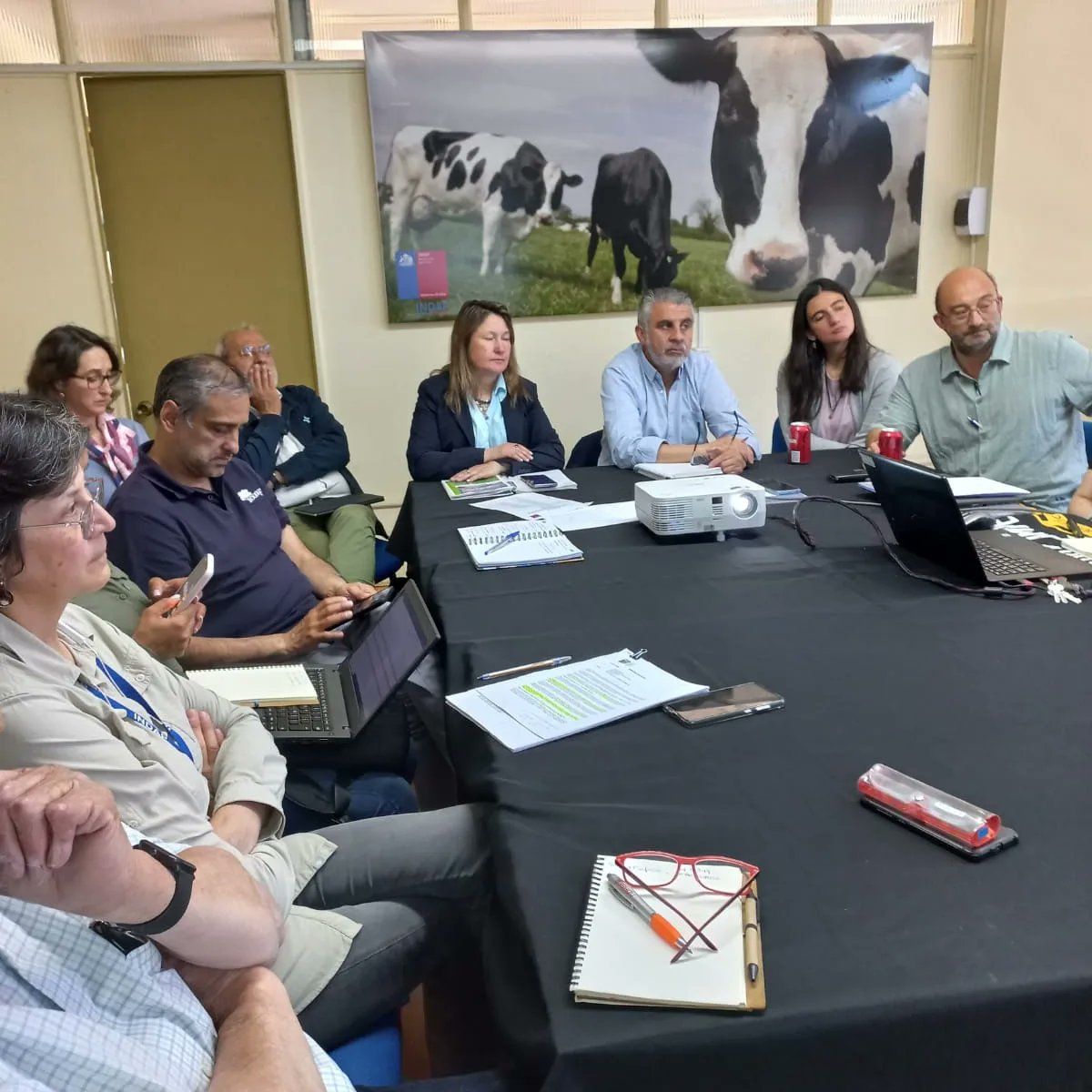 INDAPLosRios's tweet photo. Nuestra directora regional @alejandrabartsch participó de la tercera reunión del Comite Técnico regional del Sistema de incentivos para la sustentabilidad agroambiental de los suelos agropecuarios #SIRSD-S de la región de los Ríos, coordinado por el Seremi @PB_agricultura https://t.co/1eIozC9X73