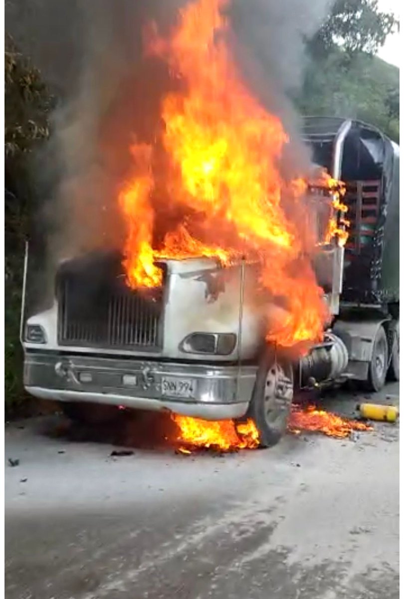 FelipeV19673236's tweet photo. @DuvalierSanchez @elmermontana Repre. Desde @ACC_camioneros lo Invitamos a que se observe bien que son los diálogos, esto fue ayer a esto no le pondrán cuidado por que es as fácil políticamente aplaudir el gobierno de turno, #DialogosEln Camioneros volvimos al Terror https://t.co/u5MzLGf06H