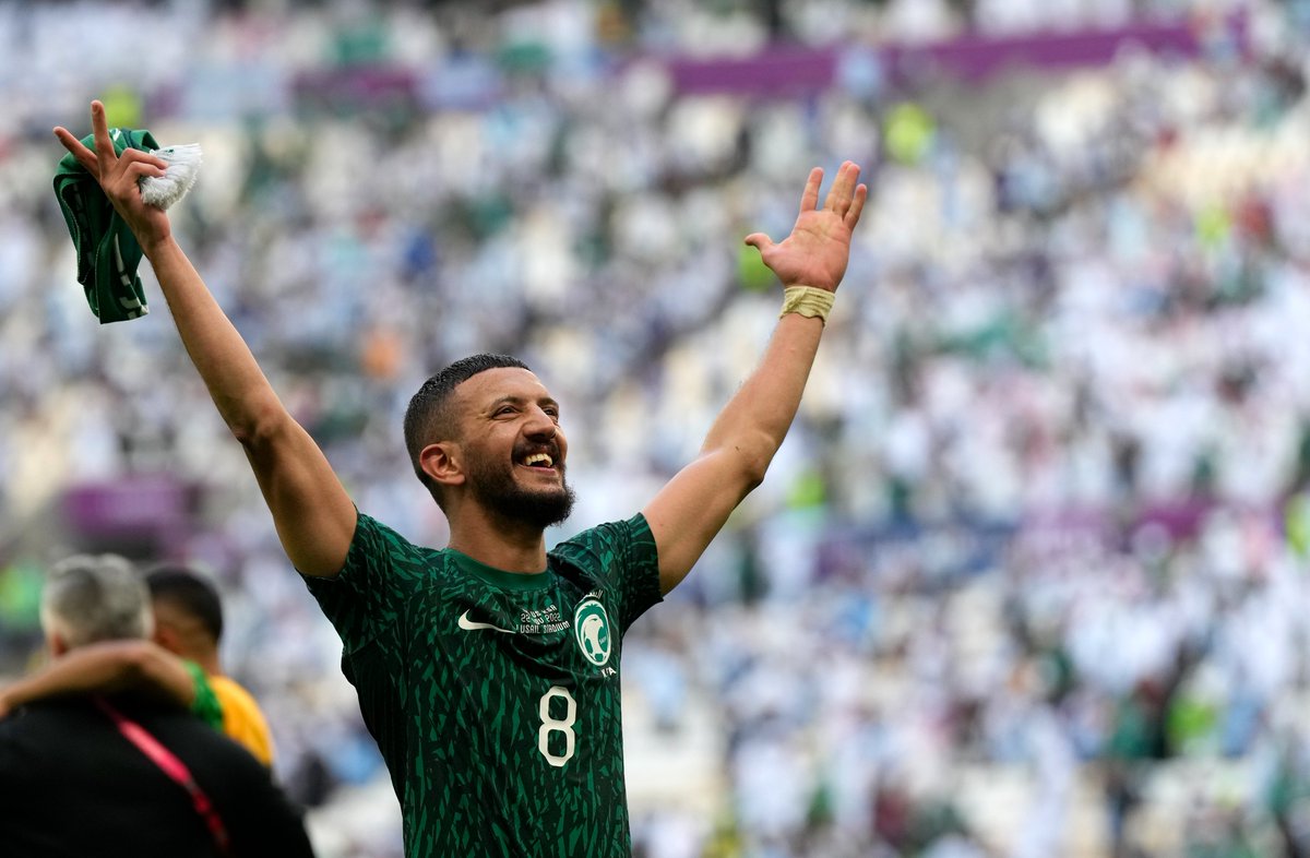 SC_ESPN's tweet photo. EL BATACAZO ES REAL: la alegría de los jugadores de Arabia Saudita, luego de tumbar a la Selección Argentina en la primera fecha del Mundial de #Qatar2022. https://t.co/Cl25ZVIozO