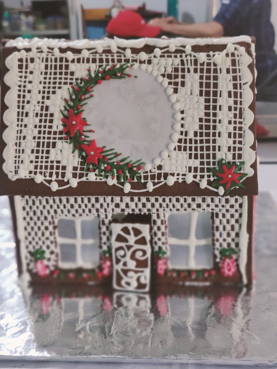 MadisonandPike's tweet photo. A work of art - Our House .Now available for pre orders. Call us 9971741763 or visit our cafes in Nirvana Courtyard and Crosspoint Mall, Gurgaon

#gingerbreadhouse #gurgaonfoodie #gurgaoncafe #Christmas https://t.co/DvIHNQX7KU