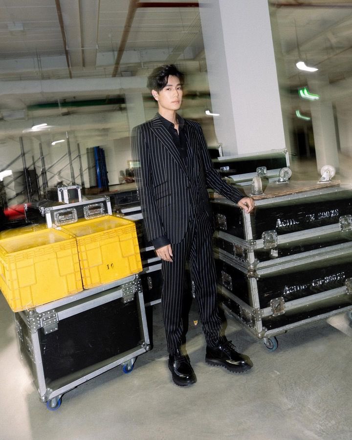 PhuwinOfficial's tweet photo. ➖ 📷 IG @phuwintang REPOST:
behold 2023
ลุค all black ไม่ปรานีใจแม่เลย 🫠
Like 🤍 Comment 💬 Share 📤
🔗 https://t.co/bqnM5Z27pw
#GMMTV2023
#phuwintang
#winnithephu https://t.co/pAhtC1MvmV