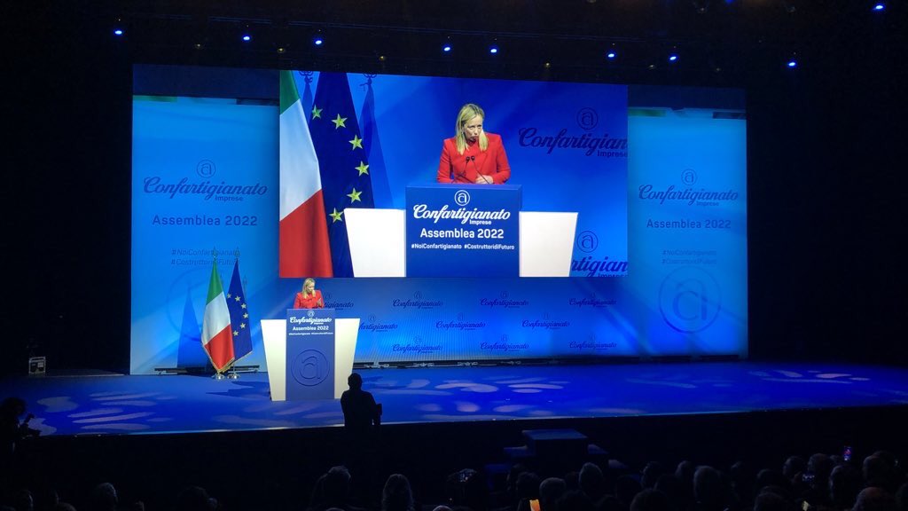 “Il #redditodicittadinanza è abolito per chi può lavorare. Il 2023 sarà ancora un anno di transizione ma vogliamo inserire il principio che alla prima offerta di #lavoro rifiutata il #bonus decada e che sia vietato a chi vive all’estero”, ha annunciato il Premier <a href="/GiorgiaMeloni/">Giorgia Meloni</a>