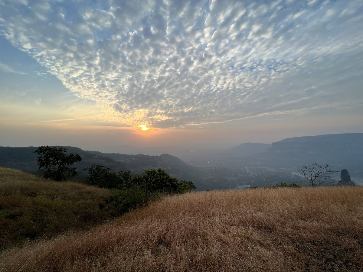 msneidmusic's tweet photo. Maharashtra is amazing. #IncredibleIndia #asbindia #india #sunset https://t.co/hXjQpcWMfi