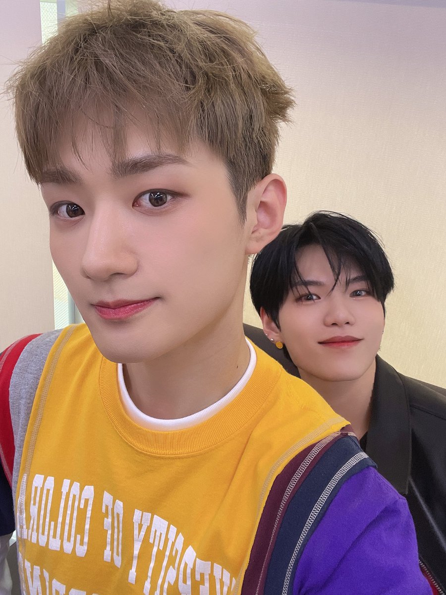 saagongg's tweet photo. 어깨에 고양이는 키우시는 건가요 https://t.co/76fsdpiLqH
