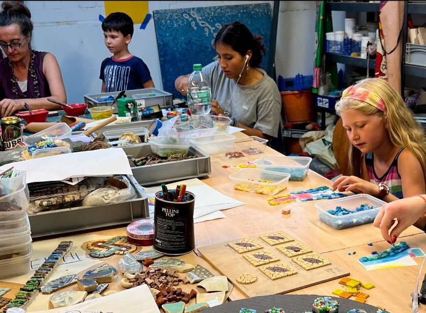 debbiclark1's tweet photo. MOSAIC ART PROGRAM WITH RADA - https://t.co/ofXn8UHx44 HAF WINTER HOLIDAY ART PROGRAM WITH HVH ARTS IS OPEN FOR BOOKING YOUR FREE PLACES NOW - FUNDED BY @YOUNGCAMDENFOUNDATION AND @CAMDENCOUNCIL https://t.co/EdzBh6sPMh