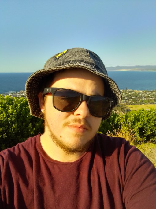 On holiday ? https://t.co/3RZg79QOCE