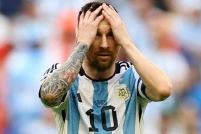 InformeCiudadan's tweet photo. ARGENTINA RECIBIÓ UN CACHETAZO HISTÓRICO EN SU DEBUT EN EL MUNDIAL 

https://t.co/b3hRQsjH5w https://t.co/bAaVQ3bI5m