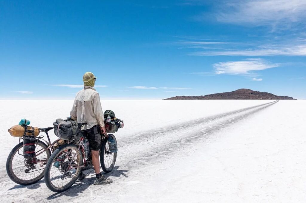 'Biking across the world’s largest salt flat🧂 Llegamos a Tahua, el último pueblo donde podríamos abastecernos antes de cruzar el Salar de Uyuni. Pasamos la noche en un cuarto bajo el kiosco del parque central y fue perfecto. Por la mañana, una señor… instagr.am/p/ClQxgOpNFUo/