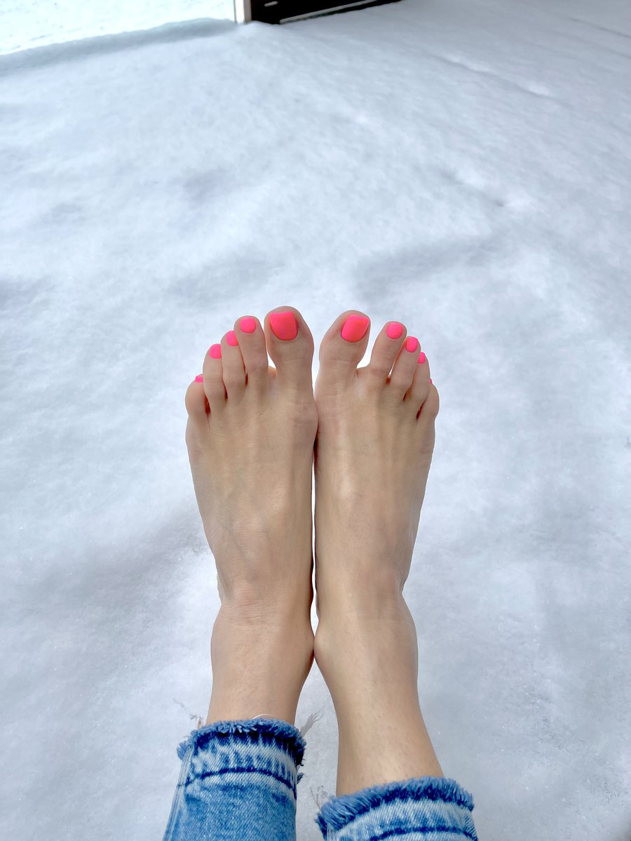 Sweet_Cherry_K's tweet photo. Cold but refreshing 😄
Now I need someone to warm them up 😊
#OnlyFansNewbie 
#OnlyFansGirl 
#feet #feetfinder #feetfethish 
#coldfeet #feetonsnow https://t.co/Lax4Kr4Yuq