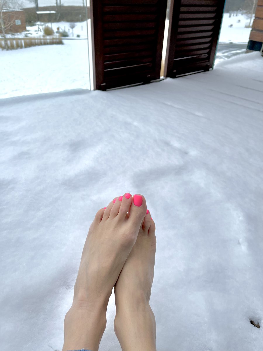 Sweet_Cherry_K's tweet photo. Cold but refreshing 😄
Now I need someone to warm them up 😊
#OnlyFansNewbie 
#OnlyFansGirl 
#feet #feetfinder #feetfethish 
#coldfeet #feetonsnow https://t.co/Lax4Kr4Yuq