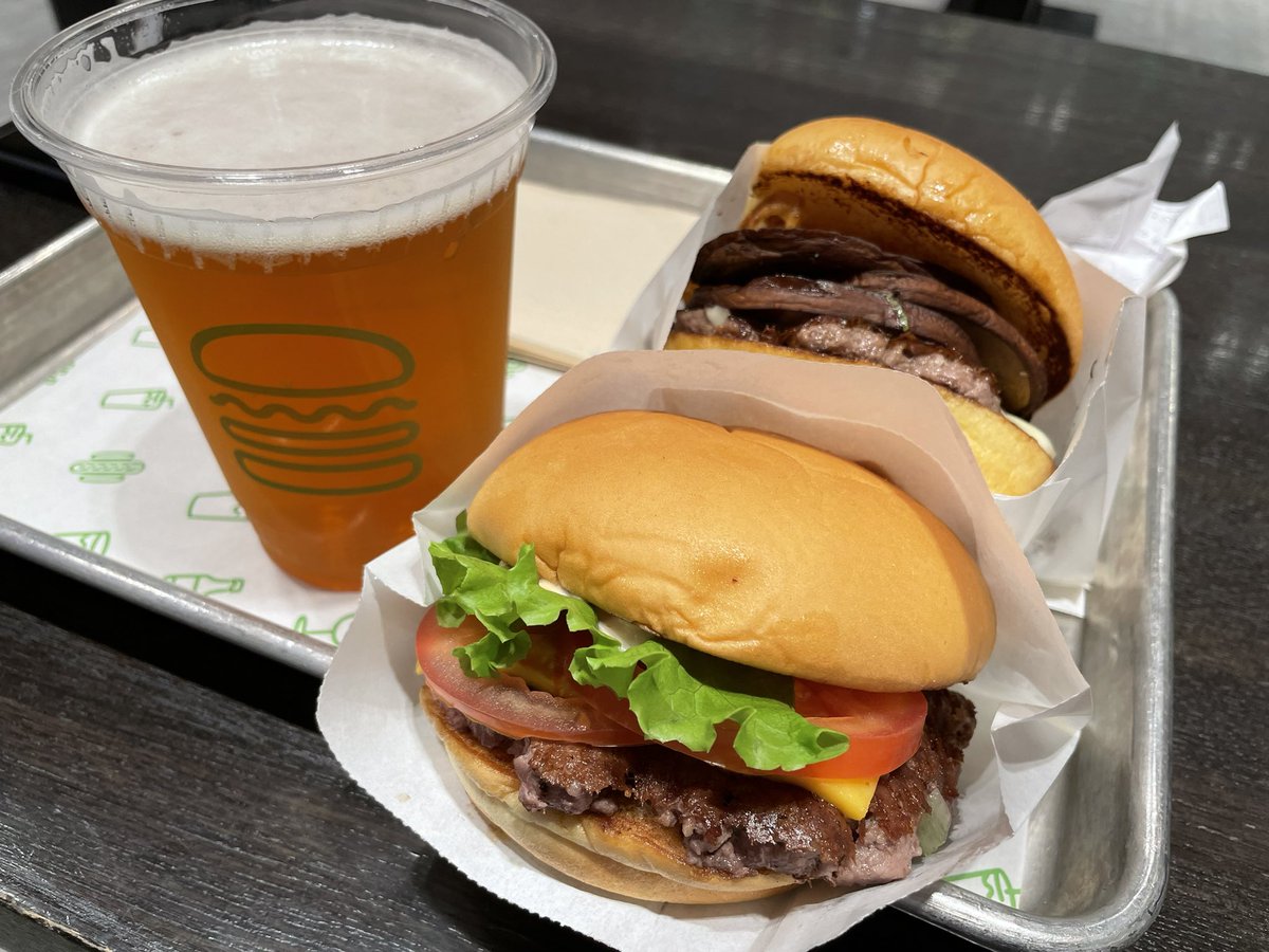shcaskale's tweet photo. 上海虹橋空港T2出発の時はやっぱこれ食べていかないと!ハンバーガー2つ頼むと大体店員さんに怪訝な顔される…だめですが?ポテトじゃないとダメなの?ハンバーガーのお供にハンバーガーはダメですか?笑
#上海
#ハンバーガー
#Shakeshak https://t.co/7LUNaKZoFL